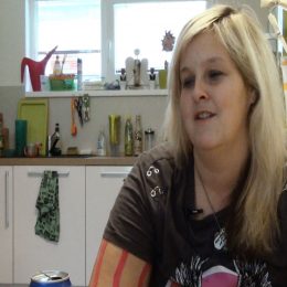 <strong> Veronika Z. na diagnózu reagovala vztekem, který přešel do odhodlání bojovat.  </strong> <br>  Ze začátku jsem proplakala několik nocí. U mě to hrozně rychle přešlo do fáze vzteku. Proč se to stalo zrovna mně, když jsem si to jako by nezasloužila. Nebo takové výčitky prostě. Když člověk znal okolo sebe lidi, co třeba na sebe nedbají anebo se rouhají a mají takové ty řeči ve stylu: „No jo, já bych se radši zabila než toto.“ V tu chvíli jsem na všechny tyhle lidi remcavé dostala takový ten vztek a říkala jsem si, proč prostě mně, která tak strašně chci žít, se děje nějaká nemoc, co může být smrtelná. Ale pak jsem se z toho oklepala a přešla do fáze boje. Zatla jsem zuby a řekla jsem si, že vydržím všechno. Hlavně abych se uzdravila.