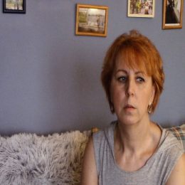 <strong>Název ukázky: Iveta si myslí, že nejdůležitější je odbourat strach. Sama si strach představuje jako odcházejícího chodce. <strong> <br> Úplne čo ja by som určite poradila, a viem, že to je veľmi ťažké, pretože som tým prešla, tak prvé je odbúrať strach. To je najťažšie, čo môže byť, ale pokiaľ ten strach tam existuje, všetko skreslene vnímate. Všetko. To znamená, prešla som tým, viem, aké to je, a viem, aké je to úžasné, keď ten strach tam už nie je. Keď zistíte, že ten strach je nejaký… Ja som si ho vždy predstavovala ako, v telke beží taká super reklama s tým… Taký kašan. Hej? Tak ja som si ten strach predstavovala. Postupne ako pracujete na sebe, tak sa pretvára. Momentálne, keď mám strach, tak si predstavím chodca, ktorý odchádza. To už je úplne jedno, kto si ako čo predstaví. Ale viem, že mechanicky, keď prichádza ten strach, hneď ho odstavím ako chodca, ktorý odišiel. A naučíte ten mozog, tak jak sa naučil za tie naše roky sa báť všetkého. Lebo rádio, telka, toto, toto, proste ten strach je úplne ten prvý stupienok, pretože keď máte strach, nevojdete ani dovnútra, neviete reagovať, neviete sa chrániť pred takými sestričkami, čo vám pravý prsník tlačia, nič. Čiže ten strach to je, a to už každý si musí nájsť tú cestu jak.