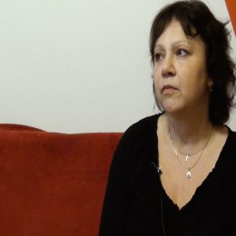 <strong>Monika C. vzala možnost, že by mohla umřít, velice vážně. Manželovi připravila všechny dokumenty a vypsala důležité informace. <strong> <br> Co říct ke smrti? No, myslím si, že se o ní má mluvit. Když jsem byla nemocná, tak jsem během během prvních 3 týdnů, než jsem nastoupila chemoterapii, ale byla jsem po operaci, tak jsem vypsala všechny lékaře, ke kterým chodí moje děti, dala jsem do pořádku všechny dokumenty, vyřídila jsem soud, péči o děti, školu, prostě všechno, jako kdybych tady třeba druhý den nemusela být. Aby ten můj partner, který už tak bude mít těžkou situaci, měl ulehčené aspoň to, že ví, co a jak. A nebylo to jenom tak, že jsem to sepsala, já jsem to všechno řekla, jak to je, kam chodíme, proč tam chodíme. On to samozřejmě ví, ale nevěnuje tomu takovou pozornost, protože to všechno obstarám já. Když je potřeba, jedu daleko, tak jede s námi, abych nemusela dlouho řídit, ale bylo to tak i dříve, nicméně o tyto věci se starám já, pokud není bezpodmínečně nutné, tak si nemusí brát volno z práce a řešit to. Takže toto byla taková věc, kterou jsem potřebovala udělat. A potom takové přemýšlení o smrti samozřejmě máte. Nejvíc mě dojal můj syn, který v té době měl 5 let a chodil do školky a jednou mi přinesl obrázek a tam byl kříž a on mi řekl, že mi nakreslil můj vlastní hrobeček, abych se nemusela mačkat. V tu chvíli vás to zarazí, ale pak si vlastně uvědomíte, že vás miluje, protože nechce, abyste se musela někde tlačit, pro to krásné místo, co tam budete mít, a tak.