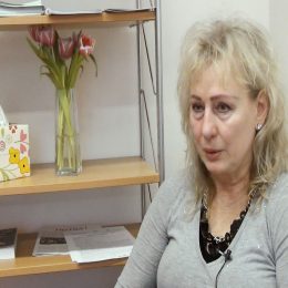 <strong>  Pro Zlatuši byla léčba náročná, v jednu chvíli to chtěla vzdát. Kvůli svému synovi léčbu dokončila. <strong> <br> To bylo hrozné, tekla ze mě krev, zvracela jsem, nemohla jsem jíst, nemohla jsem chodit, měla jsem příšerné bolesti a tak. Fakt to bylo kruté. Dokonce když jsem měla před sebou poslední dvě chemoterapie, tak tu noc před tou chemoterapií jsem se rozhodovala – už jsem na to myslela teda déle, protože fakt to bylo něco tak příšerného, že když mi tu chemoterapii dali, tak to byly bolesti, že jsem si říkala, radši ať už je konec, ať to prostě skončí, ať už ty bolesti přestanou. Takže jsem si všechno připravila, měla jsem napsanou závěť, měla jsem připravené léky, že to jako skončím, že to prostě už nedám. Den před tou chemoterapií jsem se v noci vyplazila, jsme v přízemí, tak jsem se vyplazila po trubkách, přes tu chodbu jako ven. A teď jsem seděla venku a měla jsem všecko nachystané a byla jsem odhodlaná, že prostě konec, že dál už to nedám, že to už se nedá vydržet. No, a teď jak jsem seděla venku – on ten život někdy není jenom smutný, ale někdy i třeba jsou tam veselé věci, tak jsem si říkala: „Ty bláho, co když tě tady ráno najdou, vždyť to bude ostuda pro toho mladého.“ Jak on to chudák ustojí, jsem si říkala, to mu nemůžeš prostě udělat. A tak vlastně nakonec mě zachránil ten můj mladej, že jsem to vzdala, doplazila jsem se zpátky, dala jsem i obě dvě ty poslední chemoterapie. I když to bylo teda něco příšerného, tak jsem se snažila zatnout zuby a dát to.