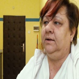 <strong>Líba chtěla, aby se k ní druzí chovali jako ke zdravému člověku. <strong> <br> Chovali se ke mně úplně normálně, jako kdybych byla zdravá. Myslím v mém případě, protože každý se chová jinak. Někdo má potřebu být litován, nebo aby se k němu lidi chovali jinak, ale já jsem nechtěla, aby se ke mně chovali jako k nemocnému člověku. A chovala jsem se jako zdravý člověk, přestože vždycky, když jsme se třeba o tom bavili, tak jsem upozorňovala na to, že samozřejmě vím, že jsem těžce nemocná, to o tom žádná, ale nechtěla jsem, aby se ti lidi ke mně chovali jako k nemocnému člověku. Pokud to jde, pokud ten člověk se může chovat jako zdravý, tak si myslím, že by se neměl v tom utápět, protože potom, když se člověk v tom začne jakoby utápět a začne se v tom, jak se říká, šťourat, tak si myslím, že si škodí, že ubližuje sám sobě.