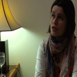 <strong>Petra A. vnímá, že těžké stavy, které s ní rodina prožila, je všechny posílily. <strong> <br> Takže jsem si to fakt prožila tak, že jsem hodněkrát ležela na záchodě vedle mísy, a pamatuju si opět syna, jak přišel na ten záchod: „Maminko, já bych chtěl čůrat.“ A bylo mně tak špatně, že jsem neměla ani nějak sílu mu něco říct. Odešel, přišel za půl hodinky: „Maminko, já bych furt ještě potřeboval čůrat.“ A když přišel za hodinku, tak taťka říká: „Prosím tě, jdi do vany a spláchni to, maminka tady bude asi dýl.“ Opravdu ty stavy byly takové, že ty děti se mnou prožily, i ten manžel, jako strašně kruté chvíle a strašně se osamostatnily. I když oni byli samostatní odjakživa, já jsem je k tomu vždycky vedla, ale hodně je to i posunulo, myslím, do života.