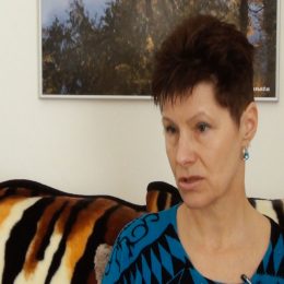 <strong>Zuzce pomohla jak návštěva psycholožky, tak i změna životního stylu a pohledu na svět. <strong> <br> Našla jsem si psycholožku a ve chráněném prostředí jsme tohle řešily. Po té první schůzce jsem věděla, že jsem udělala dobře. Nechci říct, že by hned bylo všechno vyřešeno, ale věděla jsem, že to je to, co mi pomáhá, to, co můžu potom já sama ovlivnit. Ne hned po té první že bych to ukončila, ale ještě jsem tam párkrát šla, z toho důvodu, že jsem cítila, že mi to pomáhá. Protože i člověk, který sám pomáhá, potřebuje někdy pomoci. Takže jsem zvolila i tuto cestu. A zároveň mi pomáhal i běh. Takže ono všechno, taková ta moje poznání, přijmout to, pracovat i hýbat se, zlepšovat si tok lymfy, zdraví životní styl, dodržování toho, co jím, co piju, jakým způsobem přemýšlím, co dělám, jak mám myslet sama na sebe, žít přítomností a tím okamžikem, a nešťourat se v minulosti a nežít jenom budoucností – tohle jsou všechno věci, na které člověk, pokud se chvíli zastaví a uvažuje o nich, přemýšlí, tak na to přijde. A to jsou ty samoléčebné, samoposilující mechanismy, které máme každý v sobě. Akorát tím, jak jsme roztěkaní, tím, jak nemáme čas se zastavit, tak nad tím třeba neuvažujeme nebo nedáme tomu ten prostor.