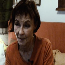 <strong> Daniele ke zvládnutí nemoci přispělo vizualizovat si, jak léčba odbourává nádor. <strong> <br> Vizualizovala jsem si, že v tom prsu ten nádor mizí, že mi ho tam nějací skřítkové odbourávají, nějací takoví malí horníčci, že mi tam kutají se svítilničkami a že prostě jako ten nádor odváží. A protože jsem měla tady v podpaždí už jizvu potom, jak mi vzali ty uzliny hned poprvé, tak tou jizvou že odchází ven. No, a takhle jsem to dělala, to je takový docela jakoby jednoduchý, pro někoho složitý, rituál.