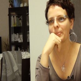 <strong>Pavla si až po onemocnění začala uvědomovat, čím prošla, špatně se jí spí a má noční můry. <strong> <br> Nespavost, mám noční můry, špatně se mi spí. Zdá se mně o minulosti, Myslím si, že to je důsledek toho, že při té hlavní fázi se prostě jako zapřete a nic nevnímáte, jdete chema, 14 dní další chema, 3 týdny to prostě zvládnu. Ale potom, jak se to uvolní trošku, tak si myslím, že to podvědomí začne opravdu pracovat, začne vyplavovat to, co jste tam schovávala po tu dobu. To mě fakt teďka trápí. Ale tak, člověk prostě nějak věci prožívá a musí věřit, že to prostě odezní začas..