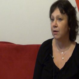 <strong>Monika C. si až po ukončení léčby začala uvědomovat čím prošla. A začala mít strach z recidivy. <strong> <br> Takže takhle to mám a takhle to bylo i s tou nemocí, že vlastně až bylo to nejhorší za mnou, tak teprve mi docvakávalo, že jsem si prošla peklem. V té době jsem to brala: „Prostě je to tak, je to nějaký krok na nějaké cestě, musíš ho udělat, nepřekračuj to, protože se ti to vrátí.“ A tak jsem to prostě brala. A co se teda dělo pak, když vám to docvaklo? Když mi to docvaklo? Tak jsem dostala úplně šílenou panickou hrůzu z toho, že se to vrátí. Strašně jsem chtěla dělat najednou všechno, najednou jsem hodně chodila do divadla, do kina a s kamarádkami na kafe. A úplně jsem vtom zapomněla, že vlastně nemusím nikam spěchat, že kdyby náhodou něco bylo, že mám kolem sebe lidi, kteří to hlídají. Že chodím na prohlídky, a že kdyby něco bylo, že mám toho manžela, který to poznal jednou, a tak znova by poznal, že není něco jen tak, že by byl první, který by mi řekl, kdyby měl dojem, že se mu něco nezdá. Že mě prostě střeží, že tady je. Takže teď už mám klidnější život a věnuju se zábavě a přátelům v takovém normálním slova smyslu