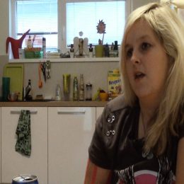 <strong>Veronika Z. se nerada vrací do nemocnice, kde probíhala léčba. Po každé kontrole si dopřeje malou oslavu.</strong> <br> Textový přepis rozhovoru: No, jako chodím tam nerada. Do té budovy. Prostě jak je to ve stejné budově, kde probíhala léčba, tak vždycky jdu s takovým tím svíravým pocitem a občas se snažím si s sebou něco vzít do čekárny, abych se tam moc nerozhlížela i po těch lidech, co třeba tam čekají. A ještě mají ty šátky a takhle, tak si vždycky člověk vzpomene na všechny ty své pocity. Takže se vždycky snažím něčím zabavit, stáhla jsem si i kvůli tomu nějakou – vždycky jsem byla odpůrce her –, tak jsem si stáhla kvůli tomu hru do mobilu a vždycky tam hraju nějakou stupidní hru, abych na to nemusela moc myslet. Nebo případně něco si čtu, ale to mně potom hodně odtrhává pozornost, když třeba někdo si tam někoho zavolá. Ta stupidní hra je většinou taková ideální varianta do čekárny. U mě asi ani ne. Většinou jsem tak nějak v klidu. Prostě věřím tomu. Já vždycky věřím, že to bude zase v pořádku, a mám jeden jediný takový rituál. Vždycky když se potom potvrdí, že to v pořádku je, tak pak vždycky ten večer – večer po té kontrole – si dám skleničku vína a v uvozovkách to jako oslavím, že je to jako zas v pořádku. A buď si dáme víno, anebo si třeba někam zajdeme na něco dobrého s manželem a takhle. Vždycky to bereme jako takové naše malé, soukromé oslavy toho, že je to jako dobré.