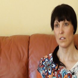 <strong> Jana A. se začala na život dívat jinýma očima a radovat se z maličkostí.</strong> <br>Já tuhle nemoc neberu jako trest za něco. Uvědomila jsem si, že je to zdvižený prst, kterým jsem si potřebovala přehodnotit priority ve svém životě. Potřebovala jsem si přehodnotit své nastavení myšlenkové, své myšlenkové pochody, své vnímání okolí. Že to není jenom všechno o mně, ale je to o tom, jak já dokážu vnímat maličkosti, těšit se z toho každodenního života, nečekat něco extra megalomanského, velkého, ale doopravdy užívat si sluníčka, užívat si každodenních maličkostí a radovat se z toho. Nevím, jestli jsem to dostatečně dobře popsala, ale takový ten pocit, kdy máte v sobě nějakou křivdu nebo máte v sobě tu negaci, která ve vás jako kdyby přebývá nebo vás už nahlodává, je jenom o vás. Je jenom o tom, jak vy vnímáte okolí a ten okolní svět, a vlastně všechno to je o mně. A ta nemoc mně taky ukázala, že by mohlo dojít ještě k něčemu horšímu, že je načase prostě změnit své vnímání a ten svůj postoj a zamyslet se, že tady tohle je to, co mně ubírá energii, co mně ubírá to pozitivní a co mě deptá a co mě zneklidňuje. Takže když beru ten život pozitivněji, když se těším z maličkostí, když vnímám takové ty doopravdy krásy prostě toho dnešního dne, byť sem nemocná a strašně špatně snáším samotu – jsem tady od rána do večera sama, byla jsem zvyklá na spoustu lidí kolem sebe a dělá mi to problémy – tak se snažím nacházet v tom vždycky to prospěšné a dobré pro mě. Pro mě to ponaučení je, trošičku se zastavit a naučit se to vnímat jinak, než jsem byla doposud zvyklá, protože už jsem to opomíjela. Absolutně přehlížela.