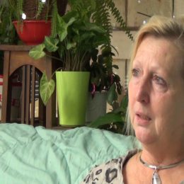 <strong>Ingrid je ve svém životě díky nemoci vděčnější a pokornější. <strong> <br> Někdo prostě hledá utěšitelství v tom léčitelství, někdo dá přednost úplně jiným věcem, nějakým meditacím. Každý hledáme tu pomocnou ruku, ale je to fakt, že každý z těch lidí hledá, kde se může uklidnit, kde najde takový ten vnitřní klid. Protože je to o tom vnitřním klidu, je to o tom, trošičku se zastavit, zamyslet, co teď dál, co teď má tu hodnotu, kterou budu momentálně řešit, aby ten život byl naplněný. A možná zní to zvláštně, že ten život od té doby prožíváme tak silně intenzivněji, že si užíváme, hrozně si ho užíváme – a je to takový svým způsobem danajský dar – ale užíváme si ho, to, že jsme museli projít tou chorobou, a užíváme si toho, že tady jsme a že tady můžeme být. A říkám, jsme vděční za každý den, za každé to ráno, a ano, samozřejmě těšíme se, co bude nebo tak, ale nějaké naše plány nějak do dálky nejsou. Spíš je v tom taková nějaká, jak bych to řekla… Jak se říká, že člověk míní a Bůh mění. Když to přijde, budu ráda. Asi tak, jako ty plány jsou samozřejmě v té hlavě, ale člověk se snaží být takový, jak bych to řekla, trošičku… Je v tom pokora, je v tom obrovská pokora, když už se něco takového stane, tak jste pokorná, něco v tom smyslu jako když někdo dostane infarkt, dostane se úplně dolů a přestane kouřit.