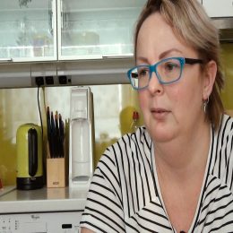 <strong>Petra onemocněním získala kamarády a naučila se žít tady a teď. <strong> <br> Co ti to onemocnění dalo? Dalo mi třicet kilo, mimo jiné. Kamarády, opravdové kamarády. A že je nejdůležitější fakt takové to „tady a teď“. To prožívat všechno. Jako, co bude zítra? Přejede mě auto? To mě může s rakovinou i bez ní. Že člověk by si měl fakt víc ten den užívat, nebo ten okamžik celkově. Že se u toho snažím takové to: „Jo, tak třeba si za dva roky koupíme nové auto.“ Ne. Buď si ho kup teď, anebo o něm nemluv prostě. Nebo nové boty nebo pojedeme na výlet nebo skočím padákem. Ne. Buď chci skočit, tak skočím teď (nebo až bude počasí), ale nemá cenu jakoby plánovat, co budu dělat, až budu v důchodu. Protože já nemusím být ani v důchodu a nemusí mi být nikdy ani 50. Nechci a nikdy jsem nechtěla na konci života říkat: „Co jsem měla udělat?“ Já ve svém životě jsem nikdy ničeho moc nelitovala. A o to víc si tohle uvědomuju teď, že prostě jako tady si tenhle život prožiju. V dalším si to možná nebudu pamatovat. Jestli nějaký další bude. Ale žij tady a teď.