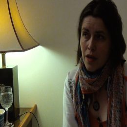 <strong>Petra A. si po nemoci uvědomila, že jí dosavadní partnerský vztah nevyhovuje a v dobrém se s manželem rozešla.<strong> <br> Po nějakých 2 letech, 3 letech po nemoci jsem vlastně, my jsme se vrátili do starých kolejí. Ale já jsem doma říkala, že takhle už ne, že to nemůžou být ty starý koleje, které to byly, že potřebuju trošku jiné koleje. Ale manžel jak zjistil, že už zase funguju, tak se vrátil do těch svých a absolutně mi nechtěl jít naproti, takže začaly takové ty partnerské problémy. Až to došlo tak daleko, že jsme se teda rozešli. Já jsem se snažila opravdu nějaké 2 roky pracovat na tom, aby mi pomohl a já jemu, ale nešlo to prostě. Měli jsme za sebou hodně fází, které nás potkaly v životě, takže jsme se pak dohodli  a šli od sebe. Takže jsme každý teď někde úplně jinde, máme spolu děti a tak. Jsem se rozplakala paní soudkyni, když jsme se rozváděli a ona mi říkala: „Proč se rozvádíte, vždyť se máte rádi.“ To když jsem jí právě říkala, že nikdy nepřestanu mu být vděčná za to, že se mnou tohleto celé prožil. Tak prostě teď ty cesty jsou u každého jinak a je nám teprve osmatřicet a proč si budeme kazit život a proč budeme žít nějak, když každý chceme žít nějak jinak.