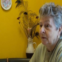 <strong>  Daniele zmiňuje, že kolem rakoviny prsu existuje spoustu mýtů a pověr, ze kterých měla obavy. <strong> <br> Potom když už jsem se dozvěděla spoustu věcí, tak člověk nemá strach vlastně z různých představ. A mýty a pověry, co se o tom povídá, tak to spíš člověku ubližuje. Protože pak se bojí čerta, a ne skutečných věcí. Ale zase tenkrát se říkalo: „Rakovina nebolí, to nic není.“ Právě takovéto mýty a pověry nepomáhají. Nejsou pravdivé. Mě to taky ale nenapadlo, že to bude tohle.