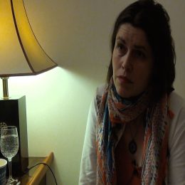 <strong>Petra A. se vždy dozvěděla, co potřebovala, a vyhledávat něco navíc jí přišlo zbytečné. <strong> <br> Co jsem chtěla, to jsem se od nich dozvěděla. A nebyla jsem ten typ, nikdy jsem takový typ nebyla, že bych jako brouzdala na internetu a podobně, to vůbec. A neměla jsem kolem sebe nikoho – až pak se objevily Bellisky –, nikoho takového, kdo by mi nějakou pomocnou radu dal při takovýchto obtížích. Takže já jsem to, co jsem se chtěla dozvědět a týkalo se nemoci, tak to jsem řešila na onkologii a vždycky jsem se dozvěděla to, co jsem chtěla. A bylo těch informací někdy málo? Chtěla jste někdy vědět něco víc? Asi mi stačilo to, co jsem věděla. Bylo něco, co jste nechtěla vědět? Ne. Nebo co jste nechtěla mít? Ne, ne, ne, ne, ne. Chtěla jsem teda nezvracet a paní doktorce nebylo furt jasné, proč furt zvracím, ale tak to bylo prostě. Někdo se z toho musí vyzvracet a někdo něco jiného. Doporučil vám třeba někdo, kde hledat nějaké další informace, kdybyste chtěla? Vím, že mi tenkrát jednou paní doktorka právě na nějaké kontrole říkala: „Hlavně nekoukejte na internet.“ A já jí na to řekla: „Nebojte, to já koukat nebudu.“ Protože já ty negativní zprávy nepotřebuju přijímat. Takže jsem jí řekla, že se nemusí bát, že si radši vezmu knížku a budu si číst, než abych koukala na internet a zjišťovala, který druh nádoru mám. Dodneška přesně nevím, co jsem měla za druh nádoru a jaké písmenko a číslice tam jsou a co mi přesně na to dávali a jaký to bylo, to vůbec nevím a je mi to vlastně úplně jedno. Protože oni mi ti odborníci řekli: bude to takhle, takhle, tahle a uděláme s vámi tohle, tohle a tohle. A já jsem to respektovala a věděla jsem, že udělají všechno pro to, abych byla zdravá.