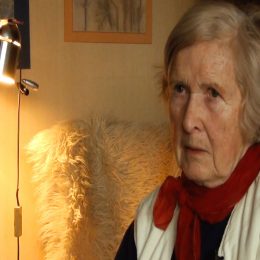 <strong> Dagmar Š. důvěřovala lékařům a další informace nehledala.<strong> <br> Ne, vůbec, vůbec jsem nehledala. Mě to nějak asi ani nenapadlo. Prostě tam fungovalo něco jako důvěra a já jsem si říkala, aby mě to právě potom nepletlo. Protože člověk občas třeba slyší, jak druzí říkají: „Tohle jsem si našla na internetu.“ Já jednak internetu nevěřím, protože to jsou soukromé poznatky lidí, velice různých. Někteří přehánějí, někteří jsou prostě takoví. A říkala jsem si: „Budu já říkat pak u pana doktora, že ale tohle říkali na internetu?“ To by mi zas bylo hanba.