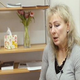 <strong>  Zlatuše navštívila informační centrum, kde měli různé informační brožury. <strong> <br> Já když jsem šla do toho velkého města, tak tam oni mají v onkologickém ústavu speciální informační centrum, kde mají místnost – je na to vyčleněná zdravotní sestra – a tam můžou pacienti přijít a prostě zeptat se na všechno, co potřebují. Navíc mají spoustu brožur tady k tomu, ať je to karcinom prsu, prostata, nebo já nevím co ještě, třeba sexuální život při rakovině. Prostě mají informace z různých oblastí, třeba co se děje při chemoterapii nebo takové věci. A aby to nemuseli vysvětlovat celé každému, tak takové základní věci se dozvíte v brožurce a můžete se zeptat třeba té sestry na něco dalšího. Ale opravdu tam přijdete, to je místnost asi jak tady, a máte tam spoustu tady té literatury nebo podkladů, které vám v té první fázi pomůžou. Dozvíte se takové základní věci, co vás třeba ještě může čekat, nebo tam byly vypsané někde i ty průvodní jevy.