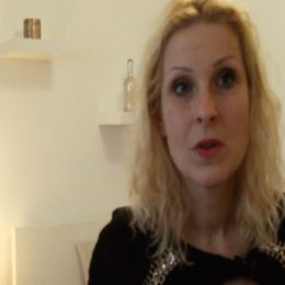 <strong>Kamča si všechny informace vyhledávala na internetu. .<strong> <br> Skoro žádné informace jsem nedostávala. Nikdo mi nechtěl nic říct. To si musíte vyhledat sami a to si tak zjistíte asi, jaká je ta rakovina. Co to je a tak. Ale že by si s vámi někdo takhle sednul a v klidu něco řekl, tak to vůbec. Kde jste vyhledávala informace? Na internetu. Na internetu jsem našla, co to vlastně je, tady ten nádor, co to je šedý intrakanalikulární fibroadenom, co to znamená, když máte histologii. Co znamená, když vám vezmou biopsii. Když vám vezmou tohleto. Všechno jsem se snažila vygooglovat.