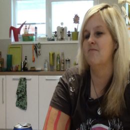 <strong>Veronice Z. chyběly informace o psychologické pomoci a pacientských organizacích, které by byly k dispozici přímo na onkologii.</strong> <br> Textový přepis rozhovoru:Všecko se tam týkalo vyloženě jenom té mojí léčby a tak. Ale co se týče třeba té psychologické pomoci nebo nějaké pacientské, tak to mi trošku chybělo. Třeba na chodbách kdyby byly aspoň informační letáčky, že by člověk, když tam pak čekal třeba kolikrát celé hodiny, tak by si to mohl jednak pročíst, jednak si třeba zjistit právě tu internetovou adresu nebo telefonní číslo a spojit se pomocí toho letáku s někým. Jsou tam letáky na všechno možné, na nějaké hloupé doplňky léčby, ale třeba toto mi tam chybělo. Spíš bych tam dala třeba právě takhle letáčky různých pomocných organizací. Každý by si tam mohl najít to svoje. Protože jsou samozřejmě organizace, které se zaměřují na mladší, na starší, takže by si tam každý našel to svoje. To by bylo trošku fajn.