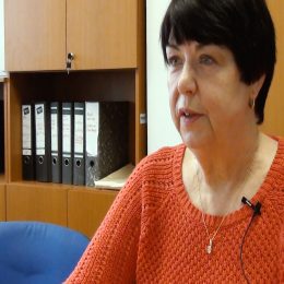 <strong>Marie B. je ráda, že existují organizace, které o rakovině prsu informují. <strong> <br> Svoje dělá teďka i to, že dneska existuje internet a že lidi si hodně informací najdou sami. A existují i organizace, které lidi informují, a navíc existuje i to, že my děláme třeba edukaci po školách, kde už i ti mladí, středoškoláci, se dozvědí, že něco takového existuje. Proč to je, jak to je. Že si mají kontrolovat prsa, a i když to nedělají, tak mají aspoň nějakou povědomost, že když si něco najdou, tak  s tím mají utíkat k lékaři. Nenechat to prostě být. Což je pro ně si myslím hrozně důležité. Protože my dřív jsme o tom takovou povědomost neměli a lidi to – pokud v jejich blízkosti nebo v rodině se něco takového nestane – prostě nevědí a nezajímají se o to. A je to hrozně důležité, aby se to šířilo, aby se o tom povídalo a aby o tom měli nějaké informace.