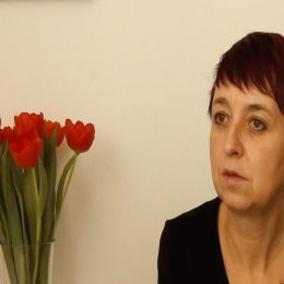 <strong>Míšu s pacientskou organizací seznámila kamarádka. .<strong> <br> Když jsem byla na kontrole, tak jsem si četla ten jejich bulletin a potom mě tam moje kamarádka přímo odvlekla. Říkala: „Ne, ty prostě musíš.“ Člověk si nemá s kým o té nemoci promluvit, jen s pár lidmi možná, ale potřebuje o tom mluvit, jenže má strach. Tak jsme stály už před tím barákem a ona říkala: „Ne, ty tam půjdeš.“ A já nechtěla, měla jsem strach a říkala jí, že nemůžu. „Ne, musíš to překonat, musíš o té své nemoci mluvit,“ kamarádka na to. A teda díky ní jsem to překonala. Nakonec jsem se s nimi i spřátelila a teď už s nimi spolupracuju. Mám tam i nějakou edukaci, můžu dělat přednášky. Ještě jsem teda zatím žádnou nedělala, ale už nad tím přemýšlím, že se taky na to vrhnu a budu tak nějak tímhle směrem pomáhat.