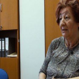 <strong>  Evík vidí možnost ostatním ženám ukázat, že i po onkologické nemoci jde žít plnohodnotný život. <strong> <br> Řekla bych, že je to docela podpora i psychická, to je to, co dělá dneska ten náš spolek. Musíte tam toho člověka odhadnut, co potřebuje, jak se asi momentálně cítí, a podle toho ho nasměrovat k pomoci. Ale vždycky jde hlavně o tu psychickou pomoc. Aby ten člověk se s tím dokázal srovnat a vyrovnat. Zvednout mu nějak sebevědomí a ukázat mu, co  v té spolkové činnosti jde dokázat, že onkologický pacient opravdu žije plnohodnotným životem. A že je to vlastně i život krásný, bez nějakých dalších překážek.