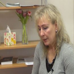 <strong>  Zlatuše se účastní přednášek, kde přednáší lékaři. Oceňuje možnost se jich dotazovat. <strong> <br> Víte, jak to chodí. Každá přednáška obsahuje tak z půlky něco, co už třeba znáte, ale vždycky se dozvím i něco nového, co můžu použít. A spíš upřednostňuju tuhle cestu, protože tam s vámi mluví člověk napřímo, většinou jsou to lékaři, a já si hrozně na tom cením, že se můžu zeptat přímo takto u zdroje.