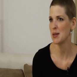 <strong>Lenka A. nebyla připravená na tak radikální změnu vzhledu. <strong> <br> První řeknu asi tu povrchní část. Protože vzhled. Každé ženě není jedno, jak vypadá. Tak samozřejmě, vypadají vlasy, vypadají řasy, vypadá i obočí, na to jsem třeba nebyla připravená. Jsem si říkala: „Vypadají vlasy, to je v pohodě.“ Nějak jsem to neřešila v té době, pro mě bylo primární vyřešit léčbu toho onemocnění, nastudovat si všechny informace a nějak se v tom prostředí začít pohybovat. Takže vlasy, to jsem si říkala, že to patří k tomu. Ale ty řasy a obočí… Když jsem potom stála před zrcadlem, když už jsem je neměla, nepoznávala jsem se. Změní to úplně obličej, vůbec celé to onemocnění vás změní, protože berete kortikoidy, takže já jsem měla takový oteklý obličej. A pak samozřejmě ta operace prsu. Přišla jsem o prso, ale čekala jsem, že budu mít horší emoční projevy potom. Nebo že budu na to víc citlivější. Ale není to tak. Zase si myslím, že hodně k tomu dopomohl manžel, když řekl, že to pro něho není důležitá věc  – nějaká prsa. Že už jsem odkojila, že už vlastně ty prsa nepotřebuju. Samozřejmě, vadí mně ta nesouměrnost, vadí mi podívat se na sebe do zrcadla. Ale nepřipadám si nějak zohyzděná, nebo prostě to beru tak, jak to je, že to má nějaký důvod. Někdo si nechá tetování přes celé tělo, má to pro něho důvod. Tak já prostě jsem jiná a přispěla jsem ke svému zdraví, takže tak to beru.