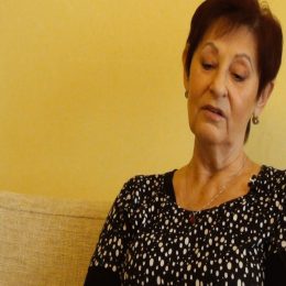 <strong>  Eva začala v průběhu léčby chodit do práce. <strong> <br> Po čtvrté chemoterapii jsem nastoupila na ozařování. Prodělala jsem šestitýdenní ozařování, v průběhu ozařování byla pátá chemoterapie a šestou chemoterapii už jsem vlastně prodělávala a chodila jsem při tom do zaměstnání. To mě uklidňovalo. Takže jsem chodila do práce, po roce jsem nastoupila do našeho spolku, onkologického, a jsem tam vlastně dodnes, což je 15 let. A to mě přimělo k tomu – a potom následně práce, protože já jsem nemohla být doma –, že jsem prostě potřebovala jít mezi lidi, do práce. Proto jsem třeba tu poslední chemoterapii prodělávala už při zaměstnání, protože mě to vlastně uzdravovalo. A věděli to v práci? Věděli. Že jste nemocná. Kde jste to říkala v práci? V práci to vědět museli, i když jsem řekla vedoucímu, že bych nerada, aby se to zatím šířilo, ale stejně, taková věc se prostě rozšíří. Jemu jsem to říct musela, protože jsem byla na marodním, takže jsem musela, tam si někteří přečtou třeba tu diagnózu, tak ví. Takže za chvíli to stejně věděli všichni, ale mně spíš šlo o to, aby se mě nikdo neptal, aby mě nechali všichni v klidu.