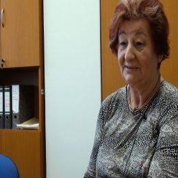 <strong>  Evík potřebovala práci na zkrácený úvazek, kterou jí zaměstnavatel neumožnil. <strong> <br> Pracovní život se změnil, protože jsem nemohla být v plném nasazení, aspoň ne v nějakém tom prvním období, potřebovala jsem práci na kratší úvazek. V průběhu onemocnění jsem nepracovala, ale když mně skončila, dá se říct, ta doba té nemoci, tak jsem se nemohla vrátit zpátky do zaměstnání, protože mě zaměstnavatel nechtěl přijmout na půl úvazku. A na plný úvazek jsem se necítila. Asi tam byla nějaká ta únava, člověk vždycky se dokáže jakoby zhodnotit. Ještě tam nějaké období prostě potřebovalo být, že se člověk musel trochu šetřit. Takže určitě to ještě nějaký čas chtělo, i když ta operace nebyla náročná a léčba byla v pohodě. Ale zřejmě ten organismus se s tím vším musí nějak i sžít, i když jsem neprošla chemoterapií, jenom tou radioterapií. Ale jednak ta operace je zásah do organismu, ta léčba, i ta radiologická, je náročná pro organismus. Zřejmě ten organismus, než se trošku zregeneruje, tak potřebuje víc jak třeba 1 rok. Ale je to zase individuální. Každý jsme originál a každý to potřebuje nějak jinak. Takže jste byla na nemocenské? Celou dobu? Ano. Invalidní důchod? Ne. Ne. A jak to pak bylo teda s prací? Já jsem pak nastoupila asi na 2 měsíce do práce, a v té době už mi vzniknul nárok na starobní důchod.