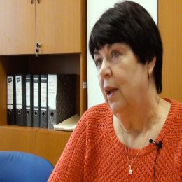 <strong>Marie B. by nevydržela celý pracovní proces, začala pracovat na částečný úvazek v pacientské organizaci. <strong> <br> Jak se změnil váš pracovní život následkem onemocnění? Pracovní život se změnil úplně hrozně. Nevydržela bych ani celý ten pracovní proces. Já bych nemohla. Takhle, já nevím, jak to teda teď je, jestli je už lepší způsob léčby. Nevím, určitě je šetrnější třeba, ale já po té drastické chemoterapii bych určitě nemohla do pracovního procesu. Cítila jsem se opravdu hrozně. A teprve když mi sebrali celý invalidní důchod, tak jsem začínala na ten částečný úvazek nebo částečně vlastně pomáhat i těm lidem. Ale pokud vám nějaký sociální pracovník nebo pracovník nějakého ministerstva řekne, že lidi po léčbě rakoviny, kteří měli chemoterapii, se můžou zapojit do pracovního procesu, tak podle mě nemůžou. Záleží na tom, jak se kdo cítí, ale myslím si, že nemůžou. Že ti lidi určitě potřebují aspoň minimálně ten rok, aby v tom důchodu byli.