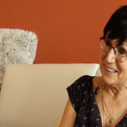 <strong>Janča dělá to, co může a na co jí síly stačí. <strong> <br> Jak se změnil ten pracovní život následkem onemocnění? Pracovní život jsem musela přehodnotit, protože už nemůžu udělat všechno to, co jsem mohla. Prostě já jsem dřív byla takový člověk, že jsem si udělala úplně všechno komplet, až po sekání zahrady a já nevím, co všechno. Prostě holt teď už nemůžu. Teď už musím přebírat jenom to, co můžu. To, co mi dovolí.