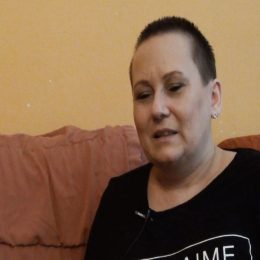 <strong>Pro Kámu bylo náročné to říci rodině, ale komunikovala s nimi otevřeně. .<strong> <br> No, tak jakože nejhorší to bylo asi říct rodičům, mám takový pocit, v ten okamžik. Takže tam jsem došla takovým stylem, že jsem na ně byla skoro, mám pocit až taková ošklivá jako. Ne, no ošklivá, jakože jsem jim to řekla a hned vzápětí jsem jim řekla, ať se neopovažují brečet, jo. Tak jak jsem řekla manželovi, že prostě brečet tady budu já a oni mě budou utěšovat, jo. Takže jsem jim trošku vzala možná vítr z plachet. Samozřejmě asi, když jsem odešla, tak to asi trošku s nimi zamávalo. I když mám pocit, že možná s nimi ještě víc zamávalo, když jsem tam přišla poprvé bez vlasů. Když maminka je taková, ta to unese, ale tatínek, i když se zdá takový jako tvrďák, tak vždycky jsem jeho holčička, že jo. A teďka mě uviděl bez těch vlasů, tak chudák jako že šel pryč. Nemohl to vydýchat, ale jako dobré. Zakázala jsem jim takové to ptaní: „A jak ti je? A bolí tě něco?“ To jsem zakázala tak všeobecně. Myslím, že to moc lidí nemá rádo, když přijdete a teďka všichni: „A jak ti je? A bolí tě něco?“ To, myslím si, že je spíš lepší se s tím člověkem prostě bavit normálně, pokud se chcete teda na něco zeptat, tak se zeptejte, ale nijak to zbytečně neprožívat. Říkám, ty rodiče byli asi, asi nejhorší, mám takový pocit, jo. Samozřejmě jsem to volala manželovi, tak jako nevím, jak se pak tvářil, po telefonu se to možná někdy říká líp než osobně, ale ti rodiče to asi vždycky hůř nesou, že jo.