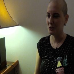 <strong>Rodiče Veroniky svou dceru doprovázeli do nemocnice a podporovali ji v průběhu léčby. <strong> <br> Já si myslím, že nejvíc to vnímá můj tatínek, jelikož si to prožil se svojí maminkou, on s ní i na ty kontroly a na ty chemoterapie jezdil, takže to prostředí nemocnice prostě nedává úplně nejvíc z celé rodiny. Čeká na nás v parku, zahřívá auto, aby nám tam pak nebyla zima, ale prostě do nemocnice jde na chvilku, pak to už nedává. Takže ten to vnímá nejvíc. Mamča, ta je mi oporou u všeho, ta u mě stojí celou dobu, i co se týkalo chemošky, anebo jenom kontroly. Jezdí tam se mnou. Ale ani radši nechci vědět, co u nás doma probíhalo v době mé léčby a mých chemošek. To pro ně muselo být strašně náročné.