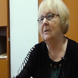 <strong> Libuše ocenila soucit a péči, kterou jí rodina poskytovala. <strong> <br> Sestra, ta se samozřejmě – protože já jsem nejmladší – taky vyděsila, ale když mě slyšeli, ten můj optimismus, tak myslím si, že jsem je uklidnila. U sestry jsem byla hned to léto, ona bydlí v jižních Čechách, je tam krásná příroda, tak jsem u ní byla. Já k ní jezdím každý rok. A tak to brali, no, připravovali se, jestli nebudu muset mít nějakou dietu, nebo jak to bude a co. A tak když mě viděli, tak to prostě taky tak vzali. Stalo se, stalo se. Taky švagr byl bezvadný, protože to ještě občas jsem si ráda tu epitézu odkládala, bylo to dost brzy, a říkám mu: „Nebude ti vadit, když tu nebudu s ní chodit?“ A on mi řekl: „Proboha tě prosím, stačí, co tě postihlo, a ještě si budeme dělat s tímhletím starosti.“ Takže byl taky takový. Jako všichni se mnou cítili a bylo to fajn.