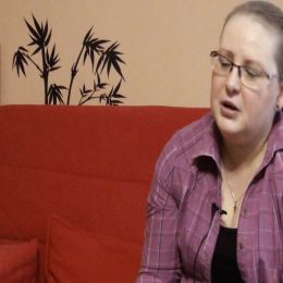 <strong>Jana H. přiměla svého bratra dojít si na genetické testy.strong> <br>Pak šlo o to, jak to říct bráchovi, to jsme tam taky šli prostě jeden den odpoledne. Jsme si nejdřív se švagrovou řekli: „Budete doma?“ „Jo, budeme.“ Tak jsme přišli a já říkám: „Musím vám něco říct.“ A bráchova první reakce byla: „Ty jsi těhotná, že?“ Já říkám: „No, nejsem.“ Tak jsem to řekla, a můj brácha je takový taky introvert trochu, takže to nedával prvně najevo, ale viděla jsem, jak ho to strašně sebralo. Takže bylo to takové i pro ně náročné se s tím smířit, když jsem to řekla, protože jsem ještě nevěděla genetiku. Řekla jsem, že půjdu na genetické vyšetření, že vlastně i pro ně to může být riziko. A můj brácha řekl: „Ne, to nemůže být. Já přece nemůžu mít rakovinu prsu.“ Já mu ale řekla: „Zaprvé, můžeš mít, ale není tam jenom rakovina prsu, jsou to i další následné nemoci.“ Jako třeba slinivka a tady tohle. Takže to teda jsem mu musela trošku jinak vysvětlit, že se to týká i jeho, trošku více než jenom tak, že jsem já nemocná. Tak jsem byla ráda, že genetika pak dopadla dobře. Že vlastně tam žádné pro ně velké riziko není.