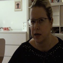 <strong>Rodina Zuzanina manžela se od ní po léčbě odvrátila, nevydržela stres s nemocí spojený. <strong> <br> Já osobně si myslím, že pro mého muže a pro rodinu mého muže jsem se změnila tak, že se mnou nechtěli dál žít, prostě nechtěli už dál tohle jako kdyby zažívat. Takhle si to vysvětluju, nedokážu si vysvětlit to, co se pak stalo. Že prostě nechtějí ten stres, který pramení z každé další kontroly. Jakoby já jsem takhle nikdy neuvažovala, ale třeba někdo mi řekl, že vlastně mám vždycky život jenom na půl roku, než bude další kontrola, a pak nevím, co bude, a že prostě oni během léčby určitě dělali maximum, co mohli, ale pak dál už nechtěli. A myslím si, že si asi mysleli, že se to přenese i na mé 2 děti a že je to pro ně škodlivé, to takhle jako mít v životě. A takže teďka vlastně, co jsem rozvedená, tak oni se mnou přestali komunikovat a vůbec se nestarají, jak mi je, jestli mi něco je, jestli něco nepotřebuju, vůbec. A i ten můj odchod udělali tak, že vlastně já ani nechci s nimi o tom už nikdy mluvit, ani dát najevo, že mi něco chybí, že něco potřebuju nebo že mě něco trápí. Tak to byla jako kdyby zásadní ráda a myslím si, že ti mí přátele, co jsem měla předtím, tak mi zůstali.