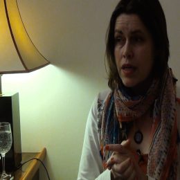 <strong>Petra A. s dětmi jednala na rovinu. <strong> <br> Říkám jim: „Ne že budete blbě koukat na tu paní, nemá vlasy.“ „Proč nemá vlasy?“ „No, protože je nemocná jako já, už akorát má tu léčbu.“ A tak jsem se jim to snažila vysvětlit, dcera je taková, že vždycky od malička poslouchá, poslouchá, poslouchá, vezme si z toho své a pak teprve reaguje. Syn je asi po mně takový, že neustále všechno komentuje a chce to vysvětlit okamžitě. A seděli jsme na té chodbě a říkám jim, že musím taky podstoupit takovou léčbu. Vlastně se mi to hodilo, že tam se mnou ležela ta paní, která neměla ty vlasy. Takže jsem začala povídat o tom, že taky musím podstoupit tu léčbu, že taky nebudu mít vlasy, ale že to určitě zvládneme. A syn, v těch devíti letech, se na mě koukl a říká mi: „Mami, ale já tě nechci bez vlasů.“ Manžel seděl, byl ticho, dcera taky a teď jsem si říkala: „No, tak co, já tady nebudu nic okecávat.“ Vždycky jsme jednali s nimi na rovinu, vždycky jsem jim říkala, co budu dělat. „No, ale když se nebudu léčit a nebudu teda plešatá a nebudu bojovat, tak umřu.“ Takže bylo ticho a asi za 2 minuty se na mě koukl a říká mi: „Tak já to nějak vydržím, když to teda přežiješ.“ Tak jo. Šli jsme do toho pokoje, furt pozoroval tu paní a pak mi říká: „A tak to bude snad dobré, mami.“ Což jsme jako dlouho zkousávali, ale strašně mi to ukazovalo, jak ty děti to přijímaly, to celý, to, co se začalo dít. Začala jsem jim pak doma, když jsem přijela po té druhé operaci, začala jsem jim teda vysvětlovat, co mi je, že to ta rakovina je a že musím bojovat. Začali oba plakat, vzpomněli si na svoji prababičku. Takže jsem jim vysvětlila, že babička měla úplně jiný druh rakoviny, a prostě jsem jim to, myslím si, že dobře vysvětlila, že to pobrali a řekli: „Ano maminko, my to zvládneme, budeme tady spolu a zvládneme to.“