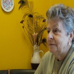 <strong>  Starší syn Daniele nedal emoce najevo, ale velmi jí během onemocnění pomáhal. <strong> <br> Ten starší syn, tomu bylo přes 20, tak on je takový introvert, ten třeba ani o tom, když jsem se s jeho otcem rozváděla a takové, nikdy o tom nemluvil nebo se nevyptával a tak. Ten je takový pořád, je strašně obětavý a pro rodinu. Nemluví o tom tolik, takže ten jenom řekl: „Matko (tenkrát mi říkal matko, dneska mi říká maminko nebo mamko a všelijak, ale v pubertě mi tak říkal), matko, to bude dobré.“ A to, co vlastně prožíval v sobě, tak to nikdy nedává najevo. A ten druhý, ten byl malý poměrně ještě, tak ten to spíš asi probíral ve škole se spolužáky, protože pak přišel s tím, že teda ta maminka to má taky a tak. Každý nějak tak po svém, no.