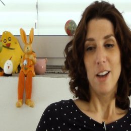 <strong>Dcera Lucie se začala o onemocnění zajímat až o několik let později.</strong> <br>Já jsem si myslela, že dvouleté dítě to nemůže nijak vnímat, když se o tom před ním bavit nebudeme. A v podstatě řeknete si: „Ježišmarja, dvouleté dítě, co mu budu vykládat.“ Ale s odstupem času, hlavně teďka, jednak samozřejmě ona má strach, co přijde s druhým dítětem, to je normální, ale se mě samozřejmě i ptá, z čeho budu to miminko krmit. Začala mít obrovský strach z lékařů. Když jsem se jí nedávno zeptala: „A proč ten strach jakoby máš? Nebo proč vůbec?“ (Protože ona naštěstí teda není nemocná, my vůbec nechodíme k doktorovi, kromě zubaře. A u zubaře, to je fakt hodně náročné ji tam dostat a vysvětlit jí, že jí opravdu nic neprovedou, že jí nevypíchnou oči, jak si pořád myslí, jako že jí provrtá oči zubařka vrtačkou a podobně. Má úplně šílené věci.) Tak ona mi fakt jako řekla: „Mami, to je prostě kvůli tomu, že oni ti ublížili.“ A já říkám: „Mně ale neublížili, oni mi pomohli. Oni mně zachránili život.“ Ale ona, i když jí je teďka 4 a půl, tak pořád nechápe slovo smrt. Já jí to nevysvětlím. Zrovna včera jsme se o tom bavili spolu, protože mi říká: „Mami, ty máš pořád tak krátké vlasy.“ A já říkám: „A ty si pamatuješ, že jsem měla dlouhé?“ A ona mi řekne: „Jo, ty jsi měla hodně dlouhé vlasy.“ A já říkám: „Pamatuješ se na období, kdy jsem neměla žádné?“ „Ne.“ A já říkám: „Aha, takže ty si pamatuješ na období, kdy jsem měla dlouhé, a teďka.“ A prostě to bere všechno jako špatně. Že to bylo špatné. Proto ani třeba nechce chodit ke kadeřnici, bojí se, že ji ostříhá. Spoustu věcí je, že si říkám: „Ty jo, ona má v sobě takové bloky.“ A snažíme se pořád jí vysvětlovat, že ti lékaři nám pomáhají, že to je prostě pro dobro všeho. Jako je to hodně těžké. Muselo to pro ni být hodně těžké.