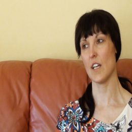 <strong>Jana A. prosí lékaře, aby měli trpělivost a byli pacientům oporou.</strong> <br>Co byste ráda vzkázala profesionálům, kteří pečují o nemocné s karcinomem prsu?  Profesionálové? Já bych jim chtěla poděkovat za to, že mají tu trpělivost s námi, že se nám věnují a mají přeplněné ordinace, jsou zatížení lidmi, kteří prostě jsou doopravdy odkázaní na jejich pomoc. Spíš bych jim chtěla popřát pozitivní energii, protože věřím tomu, že to všechno, co je kolem nich, je taky může deprimovat a o tu energii pozitivní obírat. A více trpělivosti s námi. Ať jsou s námi více trpěliví, ať když se ptáme třeba i třikrát na stejnou otázku, že tomu nerozumíme, aby nám ještě trpělivěji na to dokázali odpovědět a nepřišlo jim to třeba nějaké divné. A aby s tím svým pozitivním nadhledem a s tou podporou, s tím, že vidí ty studie, jak ta medicína se vyvíjí, jak napřed je léčba těch rakovin, je to úplně někde jinde než před 20 lety, aby nám byli oporou, aby nás povzbuzovali.