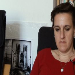 <strong>Kateřinin syn sdílel své pocity a zážitky z průběhu maminčina onemocnění. .<strong> <br> Myslím si, že dobře. Nevím, co z toho tak vybrat. Jako byly různé takové situace, které si pamatuju. Jednou ve škole měli nakreslit maminku a on se zeptal učitelky, jestli mě má nakreslit – tehdy jsem neměla vlasy – s vlasy, nebo bez, a ta učitelka řekla: „Hezké vlásky uděláme mamince, dlouhé.“ To nevím, jak dopadlo, on asi nakreslil poslušně, co řekla. A pak jsem taky zachytila jednou v zahraničí, když jsme byli, tak tam četl jeden tatínek dětem knížku, která je o tom, že babička v té rodině onemocní rakovinou a na konci té knížky umře. A syn taky chodil tam, jak to spolu poslouchali, a pak nějak jsem slyšela, že řekl tomu druhému chlapečkovi, že já mám taky rakovinu, ale že jsem se na to léčila, že je to dobré. A ten druhý chlapeček se ho po svém ptal, že on by byl hrozně smutný, kdyby jeho mamka měla rakovinu. A syn říkal, že on taky z toho byl smutný, a tak o tom tak jako mluvili normálně. Ten tatínek mně pak říkal, že vlastně si nebyl jistý, jestli syn ví přesně tu diagnózu. Ale tak to byl takový moment, oni si tak chlapečci o tom popovídali, že takhle to je, To mně se zdálo docela dobré, normální. Snažím se, když o tom mluvím třeba s někým a syn u toho je, tak samo sebou se to tomu přizpůsobuje, ale nevyhýbám se tomu, aby to nebylo jako něco, o čem se nemluví, co se nahlas neřekne. To ne.