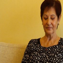 <strong>  Syn Evy za ní během léčby docházel a trávili společné odpoledne. <strong> <br> Třeba syn bydlel samostatně tam, kde já jsem prodělávala tu léčbu, takže on vždycky ve středu odpoledne mě vyzvedl a vlastně strávili jsme spolu každou středu. Do večera a tak nějak. A pak mě vrátil zpátky do nemocnice. Si vás takhle půjčil, jo? Si mě vypůjčoval, no. To vždycky vymyslel, co budeme dělat. Jednou jsme šli koupit trámy, protože on pracoval, myslím, na baráčku, tak jsme šli koupit trámy. Jednou jsme šli koupit trubky anebo nějaké obklady a pořád něco. Takže to odpoledne jsme vždycky. Já jsem tam seděla, on mi říkal: ,,Tak teď budu, mami, dělat s tímhle tohle.“ A takové věci. A tak to bylo taky fajn, že prostě člověk přijde na jiné myšlenky.