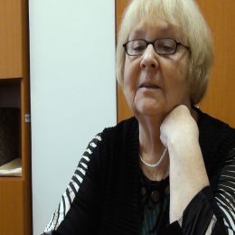 <strong> Libuši se životní styl změnil úplně, roky po nemoci považuje za svoje nejkrásnější. <strong> <br> Zvažovala jste změnu životního stylu? Já jsem ho změnila úplně. Jako s příchodem do… Co jsem se dostala do Arcusu, tak jsem tak akční důchodkyně, že se to málokdy vidí. Chodím na turisty třeba. Dneska večer máme schůzi, je to vždycky každý měsíc a já chodím teda nejvíc na ty schůze. To bývá v restauraci. Tam je taková skupina, jako že hrají na kytary a mají udělanou svoji country skupinu, takže my skončíme to naše povídání o tom, co nového, kam se co chystá, přejdeme do jiného sálu a třeba do deseti hodin si tam zpíváme při kytaře všechny písničky z mládí, co jsme zpívávali. Je to moc fajn. A pak jsem začala chodit – bohužel to teď skončilo, protože organizátoři se už cítili staří –, to byla taková galerie, fotografická galerie, a každý měsíc se konaly výstavy a tam jsme chodili pravidelně. Už jsme znali spoustu lidí, byla to taky taková komunita, kde to zase bylo o něčem jiném než třeba u těch turistů. Začali jsme chodit i různě na vernisáže, co jsou v krajském městě, a když to časově stíháme, chodíme i do divadel – to chodí spíš ta moje kolegyně, já tolik ne, ale teď zrovna se chystám za týden na představení. Najednou jsem měla úplně takový strašně aktivní život. Já bydlím v paneláku a tam si toho všímají i sousedi, protože ti mladí sousedi vždycky tam sedí na lavičkách a říkají: „Kam zase běžíte? Kdy zase to a to?“ A párkrát na těch vernisážích jsme se ocitli i v regionální televizi, tak ze mě udělali naši barákovou celebritu, že jsem byla v televizi. Ony ty paní mého věku většinou se soustředí jenom na vnoučata, jenom na shánění potravy pro tu rodinu, na to, co je kde levnější. To mě absolutně nezajímá, já si koupím to, co ten den sním, protože musím hubnout kvůli cukrovce, a kdybych si koupila víc, tak bych to taky snědla. A nutí mě to se ráno obléct, umýt, učesat a jít ven. Mám to kousek, tak si něco jdu koupit. Samozřejmě že doma něco mam ještě i na druhý den, ale abych se zbytečně nepřejídala. Začala jsem cvičit, začala jsem plavat, prostě mam těch akcí tolik, že někdy jsem šťastná, když jsem doma a nikdo na mně nic nechce. Nic nemusím, sedím si tam a koukám na – já tomu říkám – reality show. Někdo kouká na seriál, já koukám na tohle. Možná že se víc pobavím takhle. A vůbec se necítím opuštěná, osamocená, nic, protože já si tu ten klid, tu chvíli užívám. Říkám tomu, že noruju. A to je tak hezký den. Já si třeba jen odskočím na nějaký nákup, ale pak jsem doma a nikam! Žádné hodiny neukazují: „Už se obleč, už musíš běžet.“ A tak jsem hodně změnila jako svůj. A ještě v hobby klubu jsem začala háčkovat. A uháčkovala jsem přes tisícovku různých zvířátek, všichni moji kamarádi i lékaři je mají. Můj meisterstück byla kravička. Kdy se změnil takhle razantně váš životní styl? Po tom onemocnění, když jste vstoupila do toho Arcusu? Potom. Protože jsem poznala lidi, se kterými se mám o čem bavit, kde máme stejné zájmy. A pak jsem teda potkala tu kamarádku v hobby klubu, ona je o 3 roky mladší, o 2 hlavy vyšší, štíhlá, a oni nám říkají, že jsme dvojčata, takže my tvrdíme, že jsme jednovaječné. Dokonce v Arcusu jsme poorganizovaly právě s ní před pěti lety – před čtyřmi, příští rok bude pětadvacet let, takže k dvacátému výročí – módní přehlídku. Začala hrát muzika a my jsme kráčely jako modelky. A od té doby občas někde vystupujeme jako modelky – i jedné ústecké výtvarnici jsme vystupovaly. Ta měla šaty šité z hedvábí, mělo to i název, a nějaké takové ty hedvábné tapisérie tam byly a my jsme jí tam udělaly přehlídku, tady v informačním středisku. Tam jsou takové prudké schody, my jsme byly nahoře, hosti dole a my kráčely po těch schodech. No, kráčely, jak nám slouží kolena, že jo. Takže takhle když člověk dovádí, tak se nemůže cítit ani starý. Co vám to onemocnění dalo? No, právě to, že jsem změnila život. Já mám pocit, že to jsou nejkrásnější roky mého života, po té nemoci.