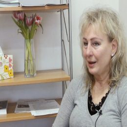 <strong>  Zlatuše měla v synovi ohromnou oporu. Svíraly jí ale i přesto pocity, že je na obtíž. <strong> <br> To byla druhá pecka, že ti moji nejbližší mě v tom víceméně nechali. Pro mě ta rodina byla, vždycky jsem žila v tom, že je mám prostě, snažila jsem se jim to dávat najevo, jak to šlo, nebo pomáhat, a najednou v takové chvíli, rozumíte, vás nechají v tom a perte se s tím sama. Takže jsme na to zůstali s tím mým synem sami a on chudák – toho teda jsem se snažila šetřit, že jsem mu řekla jenom takové nejzákladnější věci, že asi mi bude špatně, že mi bude muset pomoct nebo tak –, takže jsem ho na to tak připravila. Stejně to pro něho byl teda šok, ale fakt je, že se snažil a byly chvíle, kdy jsem se sama za sebe styděla a měla jsem šílený pocit viny, že se o mě musí starat, že všecko vaření, všechno prostě na něho spadlo, protože já jsem nebyla schopná fakt nic po těch chemách, protože to mě vždycky dovedli do auta, odvezli do nemocnice a pak přivezli. A šla jsem si lehnout a byla jsem neschopná třeba týden vůbec, já nevím, třeba si ohřát čaj nebo něco takového. Takže vlastně to všechno spadlo na něj a ten můj syn, teda jako psychicky ho to vzalo, snažil se držet a já jsem si vždycky říkala, že já jsem měla být ten, kdo mu pomáhá, a ne on. Ale pak jsem to zas přehodnotila a říkám si: možná v tom životě všechno má svůj smysl a všechno je k něčemu dobré, že ho to připraví na ten život, že se naučí starat se sám o sebe, postavit se k věcem čelem anebo je řešit. Tak jsme takhle prostě jako společně bojovali.