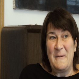 <strong>Barbora chtěla, aby její přátelé o nemoci věděli od ní. .<strong> <br> A co jsem teda zažila během období od diagnózy po operaci, kdy jsem se snažila sama říkat to co nejvíc lidem, protože mně přišlo, že je to tak lepší. A fakt se to i ověřilo, že je lepší, když to člověk řekne takhle normálně jako sám, než když se to dozví ten člověk, ten kamarád, třeba nějakým okruhem, kde všichni takovým tím údivným: „Ona má rakovinu.“ Už to má takový ten obal toho tajemna. Když to člověk řekne z očí do očí, tak to většinou je lepší. Mně třeba spousta lidí říká: „Jo, moje mamka to měla taky před 20 roky.“