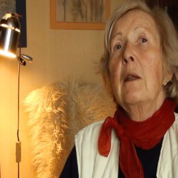 <strong> O diagnóze Dagmar Š. se náhodně dozvědělo celé její okolí. <strong> <br> Takové to ještě širší okolí – to vím, že jsem si někdy postěžovala jedné z těch spolužaček, že prostě to na mě takhle skočilo. A to byla zajímavá reakce, protože potom se mě jiná, které jsem to neříkala, ptala, jak na tom jsem. Tak jsem si říkala, tak co ta to tam rozpovídává a takový. A pak teda jsem se potkala se spolužákem, takový to je chlap, no, řekla bych, asi hodný, a ten mně říkal: „Sjel jsem je všecky, co si mají o tom povídat, komu to ty neřekneš, ten to nemá co vědět, a ještě o tom mluvit někde okolo.“ No, mě nějak nenapadlo, že se to takhle nemá. Ale nakonec se to vědělo široko daleko, protože. Možná že ještě jsem vypadala taky jinak, myslím, že jsem byla zbědovanější, že to na mně bylo vidět. Chodila jsem s parukou, to taky každému pak dojde, k čemu došlo.