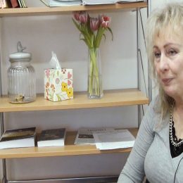 <strong>  Pro Zlatuši byl kontakt s kamarády důležitý. Vnímala, že pro některé je těžké navázat kontakt. <strong> <br> Tady možná narážíte na to, jestli věděli, čím procházím nebo tak. Tak ten můj mladý, ten to teda moc nevěděl. Ale jinak vím, že je to problém dost těch lidí nebo rodiny kolem toho člověka. V mé rodině to bylo takové atypické. Ale vím, že je dost problém najít tu cestu. Že jsou někdy lidi – já jsem se s tím setkala u mých kamarádek, které třeba jsme se potkaly anebo mi řekly „Pojď se mnou na kávu“ nebo „Mohly bychom jít na kávu“ a já jsem šla. Pro mě to bylo docela důležité, protože jsem měla pocit, že ještě žiju, že si dokážu dojít na kávu, že ještě můžu něco. A tady ta kamarádka třeba říká: „Někdy bychom mohly, tak zítra třeba, jo?“ A pak mi volá: „Ty, víš, já nemůžu, tak jiný den.“ Pak jsme se potkaly a ona, že někdy zajdeme, a teď mi došlo, že ona se bojí se mnou mluvit. Ona nevěděla, jak se mnou mluvit. Protože ona něco říkala, že byla u kadeřníka, a teď se zarazila, a já jí říkám: „Jako mě se nemusíš bát, víš, pro mě to není problém, já už o tom můžu mluvit, mně to nevadí.“ Protože jsou lidi, kteří, třeba moje kamarádka, která procházela touhle léčbou, tak při nějakém náznaku plakala nebo prostě se jí to dotýkalo. A vím, že tady ta kamarádka měla strach z toho, že by nevěděla, jak se se mnou má bavit, že nevěděla, čemu se má vyhnout, i když mě měla ráda. Až jsme si to takhle vysvětlily. Nebo jsem jí říkala, že se toho nemusí bát. Tak spolu chodíme si sednout nebo si povídáme a byly jsme v divadle s jejím manželem a tak různě. Ale vím, že někteří lidi z toho mají strach a pak jsou, bylo pár kategorií lidí – ta nemoc mi je tak trošku roztřídila. Někteří se báli, jak se ke mně přiblížit, a pak byla taková skupina lidí, pro které už jsem nemohla nic udělat, tak se mi vyhýbali, jako že už jsem pro ně nic, že jsem už nebyla zajímavá.