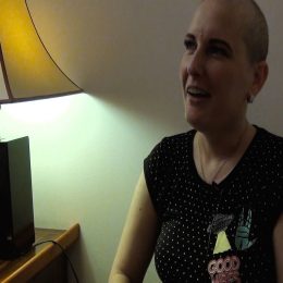 <strong>Veronika oceňovala humor své kamarádky. <strong> <br> A tak ono, když člověk napíše „Stojím při tobě“, „Zvládneš to“ a tak, já už jsem pak nechtěla mít nějaké nemístné poznámky, protože v tu chvíli se to asi nehodilo. Ale mám kamarádku, co mě drží, abych byla pořád – jak to říct –, abych nějakým způsobem neupadala do depresí. Tak ta na mě řve před barákem, když jdeme z procházky a stojím, koukám, tak na mě řve: „Vole, pojď domů, máš rakovinu.“ Tak co vám mám říct, to je kamarádka. Takže takové lidi já mám kolem sebe. Ale to bylo v době léčby, ještě mezi chemkami, takže to se tak jako ještě hodilo. Teď jsem samozřejmě zdravý člověk, ale v té době prostě, když na mě zařvala „Vole, pojď domů, máš rakovinu“, tak to jsme se mohly počůrat smíchy obě dvě. To byl docela tvrdý humor, ale my to tak máme.