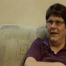 <strong>Stáňu B. těšilo trávit čas s přáteli, při kterém se mohla odreagovat. <strong> <br> Co se týká psychické stránky, takhle jako, mě to dobíjí. Ty vycházky do lesa na houby a takhle. Nebo když vyrazíme s těmi našimi děvčaty. Když se sejdeme, tak to třeba jsme byly tady u nás, sedly jsme si a jedna donesla pekáč buchet, jedna donesla špekáčky, jedna vytáhla víno, třeba jsme seděly do půlnoci a srandy bylo, posmály jsme se. Prostě takové to přátelství, že člověk má. Že třeba tady s děvčaty, s kterými tady jsem doma, tak ty zase třeba: „Víš, zamluvila jsem stůl tam, tam se tancuje, jdeme si tam sednout. Jdeš s námi?“ Nebo jdeme do divadla. A že mám spoustu takových – já jsem už lenivá na tohle –, ale tím, že mě tihleti lidi vytáhnou, tak ráda jdu. A ráda chodím. Třeba utíkám z domu, když už to na mě padá všecko, už jsem taková vyčerpaná psychicky, fyzicky a všecko, tak prostě jedu třeba ke kamarádce nebo teď jedu k té dceři.