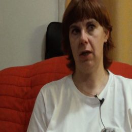 <strong>Ludmila hovoří, jak se jí vytřídili známí. Největší pomoc dostávala v péči o děti. .<strong> <br> Přátelé dělali hodně. Prostě: „Cokoliv budeš potřebovat, přijď, pomůžeme.“ Je fakt, že i známá, třeba někde šli na prochajdu, tak se zastavili a: „Nechcete, pusťte s námi děcka. Pojď, my vezmeme s sebou děcka, my jdeme na procházku. My vezmeme děcka, nechcete?“ Tak jo, třeba vzali děti, šli na procházku. Polítávaly tady. To, že děti tady lítají jako pohromadě, to je normální. Ale jako takovou tu pomoc. I takové to, že s kamarádkou jsem se tady – vlastně u nás s tou sousedkou –, že jsme si sedly, pokecaly jsme si. Ona prostě: „Když budeš, prosím tě, cokoliv potřebovat.“ Taková ta pomoc. I opravdu jenom to, že jsem třeba za ní zašla na to kafe a poklábosily jsme si jako holky prostě a úplně jsem vypustila z hlavy to, že mě čeká zas nějaká další dávka chemoterapie. To dělá taky strašně moc. Že opravdu máte kamarádky. Najednou se ti lidi tak trošičku vytřídí. Oni se opravdu vytřídí, ti lidi. Jsou lidi, kteří „jako dobře, jseš nemocná, jako kdybys něco potřebovala.“. Ale to už člověk pozná, takové to, když vám někdo řekne: „Kdybys cokoliv potřebovala, přijď, zavolej.“ A už je na tom poznat takové to, že to je jenom tak, jenom proto, že se to tak říká. Anebo je to myšleno opravdu. Že ti lidi dokážou podat pomocnou ruku a pomůžou. Je to fakt poznat. Protože třeba se dělalo nějaké opékání tady u sousedů. Tak děcka tam šla. A: „Hele, my máme teďka jako bazén napuštěný. Pusť s námi děcka. Pusť děcka k nám.“ Takže my jsme tady pouštěli děti prostě. Děti tam dělaly rachot strašný. I tohleto pomůže. Že třeba to odpoledne je takové klidné, že ta děcka tady chvíli nejsou. Nebo když to bylo třeba přes prázdniny potom. I v té ještě další rekonvalescenci. Takové jako: „Přijď.“ Tak my jsme seděli pod slunečníkem, povídali jsme si.