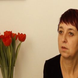 <strong>Kamarádka Míše pomohla odhodlat se navštívit pacientskou organizaci. .<strong> <br> Já jsem si četla, když jsem byla na nějaké kontrole, ten jejich bulletin a potom vlastně moje kamarádka mě tam přímo odvlekla. Říkala: „Ne, ty si o tom musíš jako.“ Člověk, jak má tu nemoc, tak nemá si s kým o tom promluvit, s pár lidmi, ale potřebuje o tom mluvit, jenže má strach. Takže víceméně ona mě. My jsme stáli už před tím barákem a ona říkala: „Ne, ty tam půjdeš.“ Já jsem nechtěla, já jsem měla strach, a ona říkala: „Ne, musíš to překonat, musíš o té své nemoci mluvit.“ A díky ní jsem teda to překonala. Vlastně jsem se tam s nimi spřátelila a s nimi takhle spolupracuju, mám i tu edukaci, takže můžu dělat i přednášky. Ještě jsem teda zatím žádnou nedělala, ale už tak nad tím přemýšlím, že se taky na to vrhnu, tak nějak tímhle směrem pomáhat.